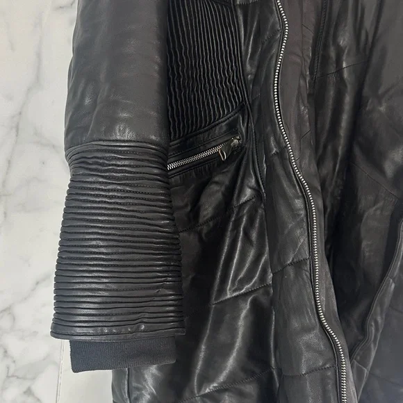 Elegant Black Genuine Leather Coat with Genuine Fur Trim - Picture 4 of 7